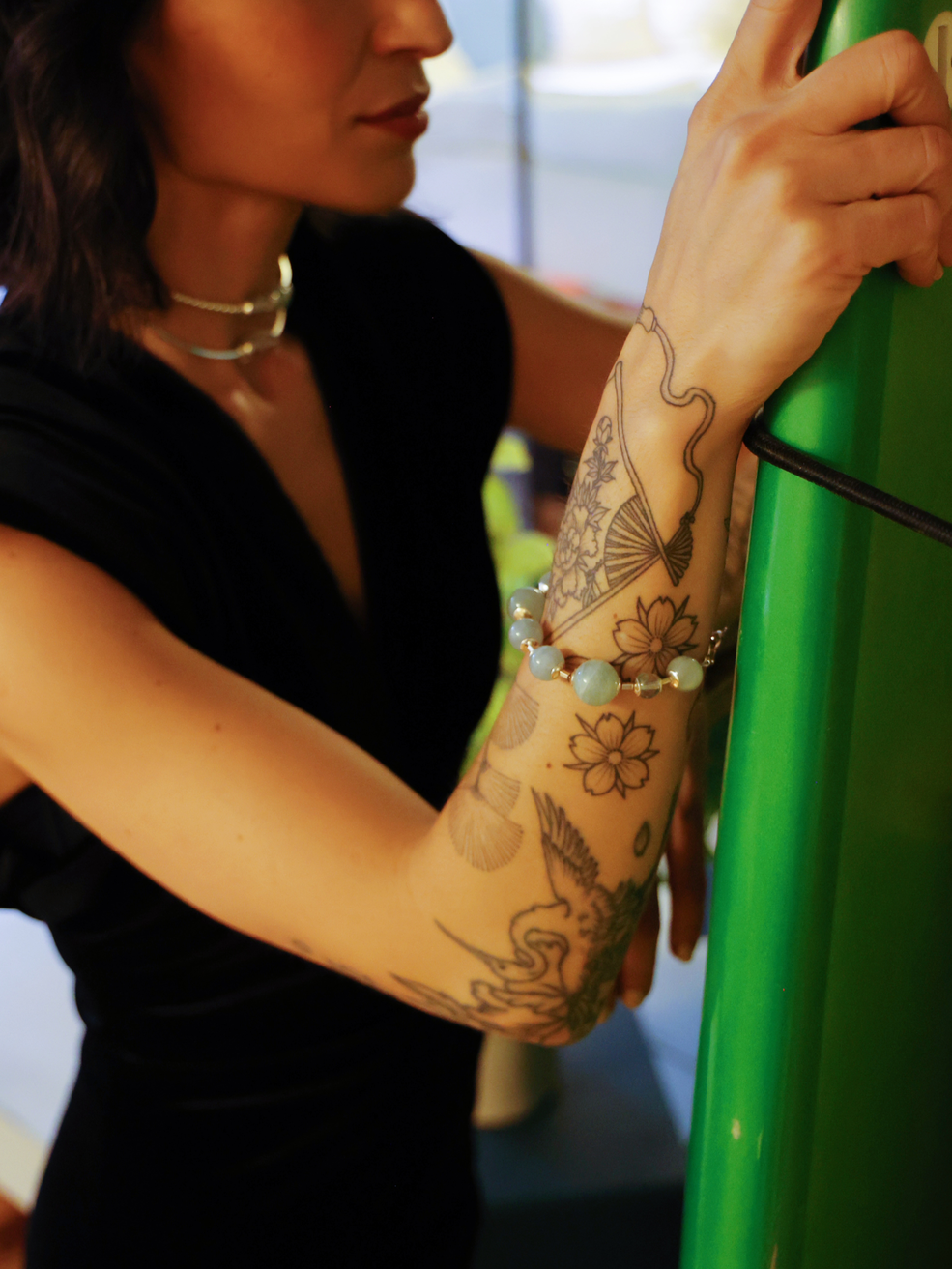 Pulseira Couture em prata 925 com água-marinha e topázio naturais usada no pulso em composição elegante.