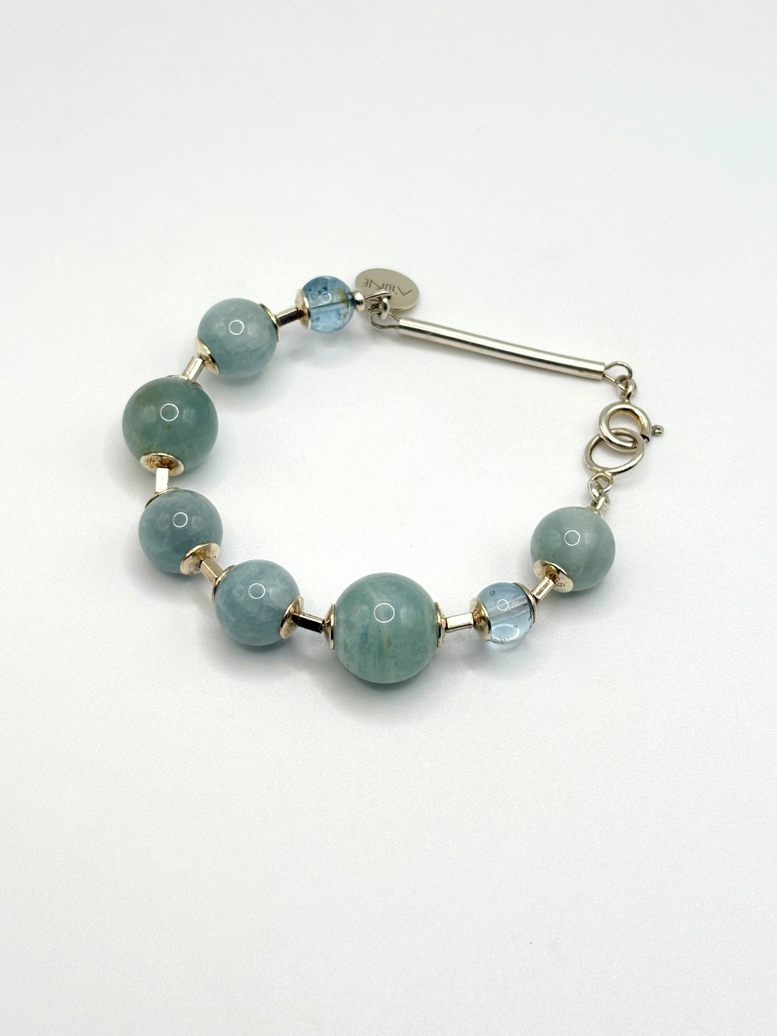 Still da pulseira Couture A'IUNE em prata 925 com pedras naturais azuladas de água-marinha e topázio.