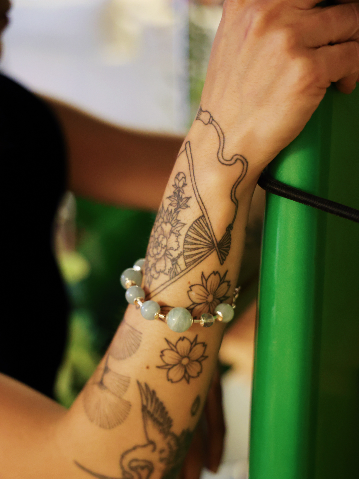 Detalhe da pulseira A'IUNE em prata 925 com água-marinha, topázio natural e acabamentos em prata 950.