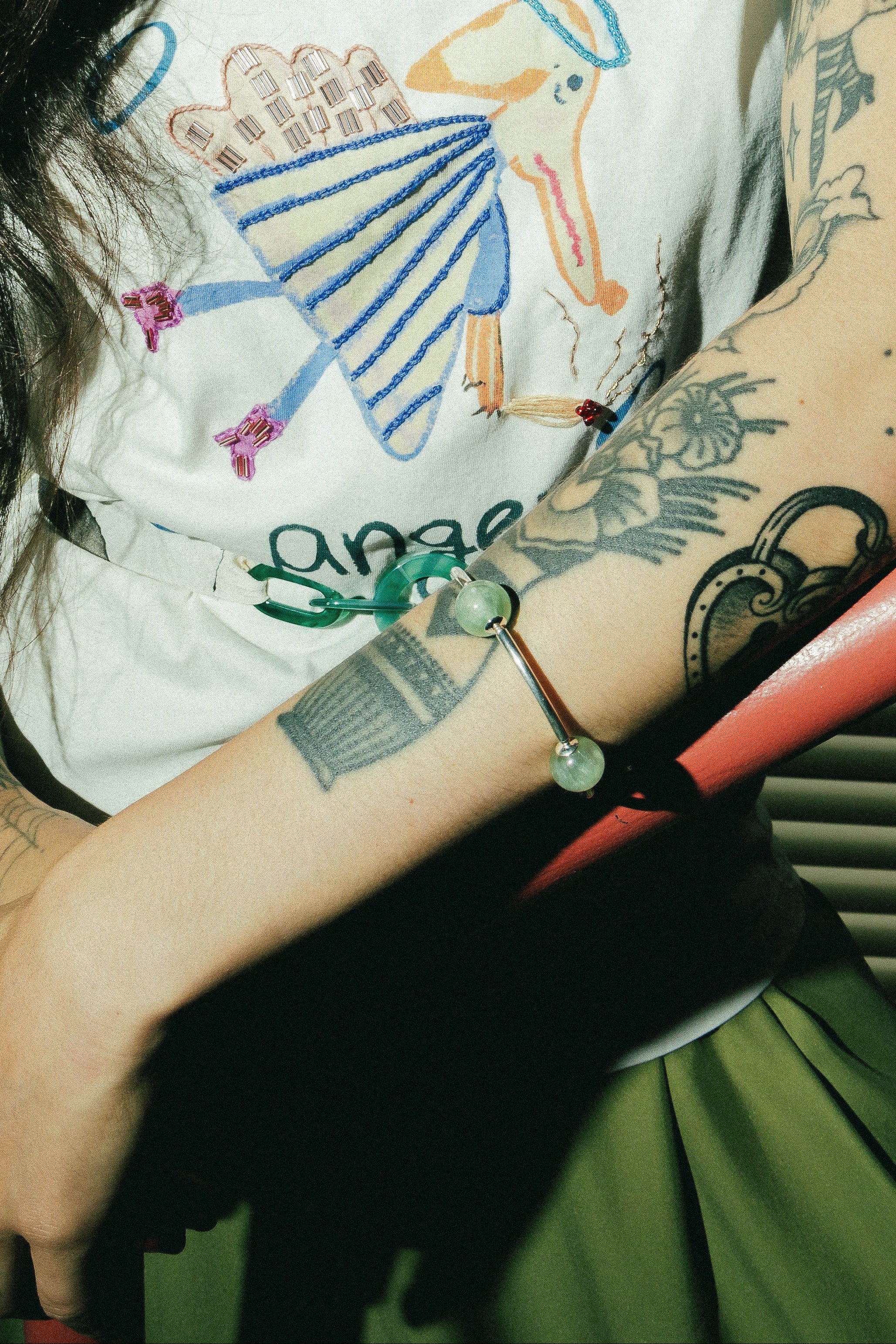 Detalhe da pulseira A'IUNE em prata 925 com prehnita natural, joia delicada feita à mão no atelier.
