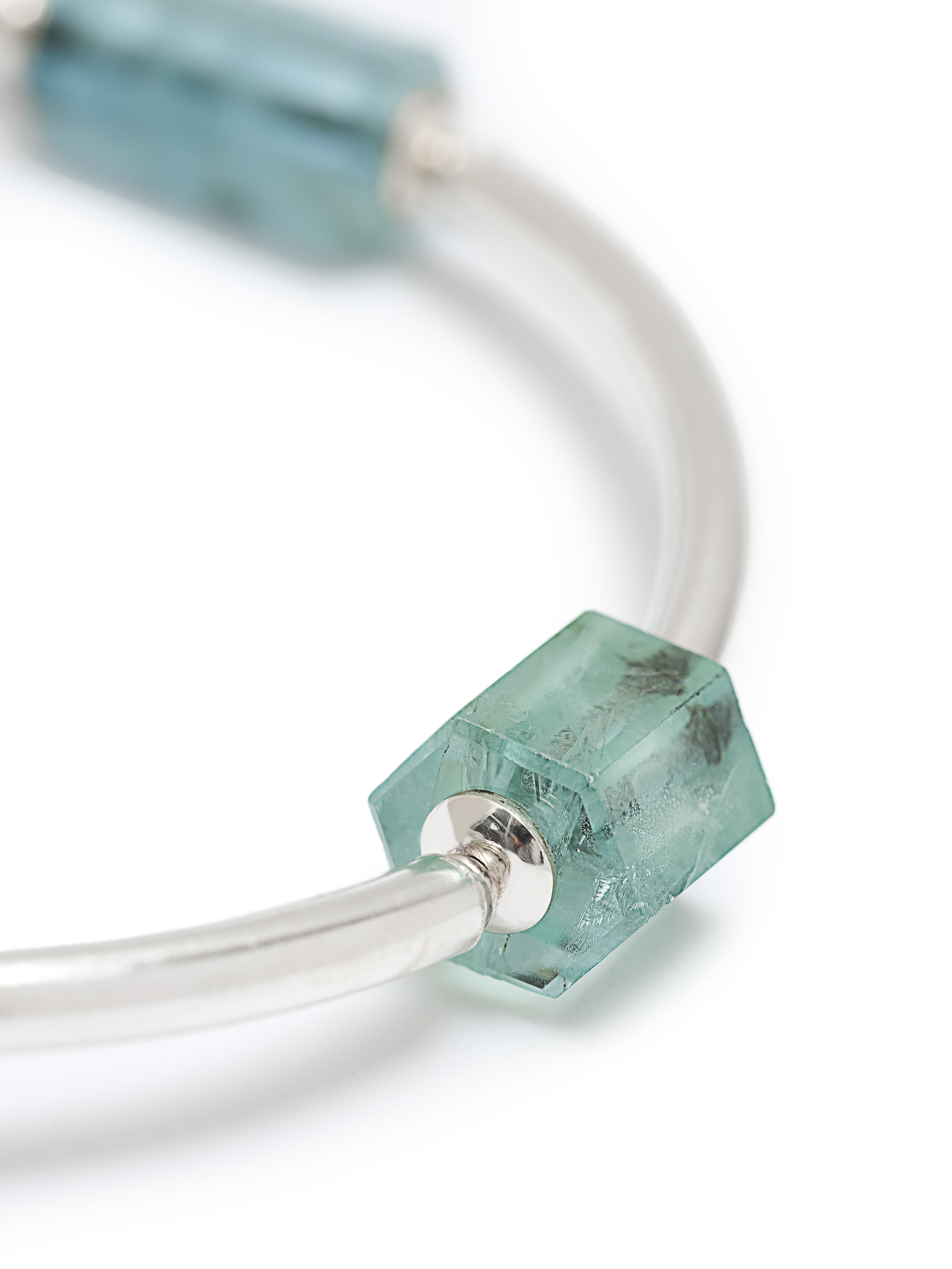 Detalhe da pulseira A'IUNE em prata 925 com acabamento em prata 950 e pedra água-marinha natural.