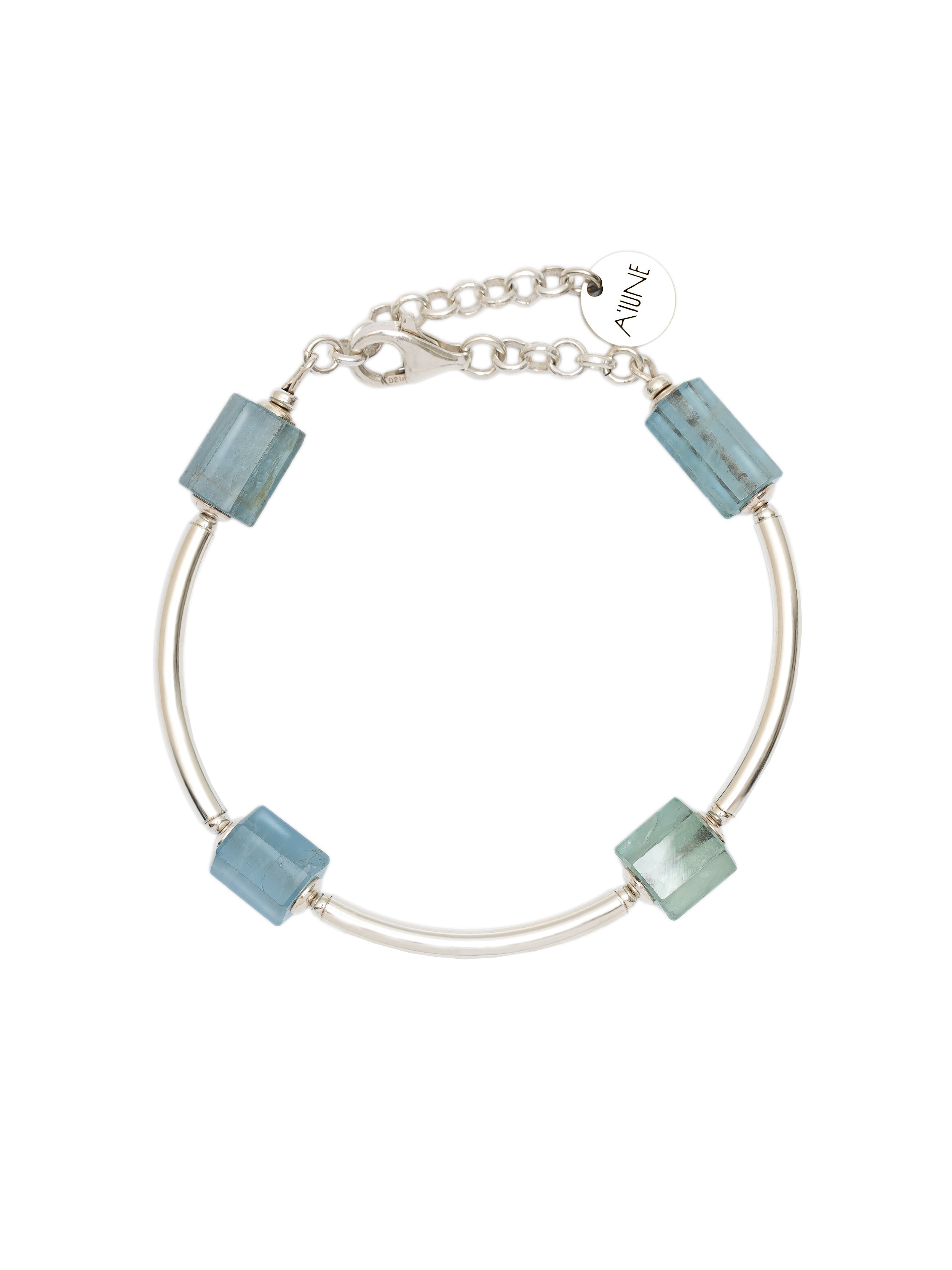 Pulseira artesanal em prata 925 com acabamentos em prata 950 e água-marinha natural, feita à mão pela A'IUNE.